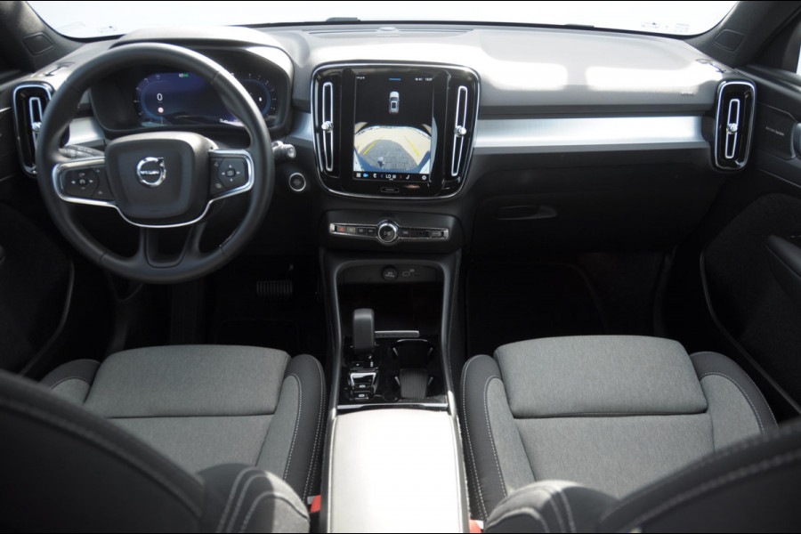Volvo XC40 B4 211PK Automaat Plus Black Edition / Trekhaak / 360 Camera / Adaptieve cruise control / Stoel- en stuurwielverwarming / Elektrische achterklep / harman kardon Audio / App carplay /