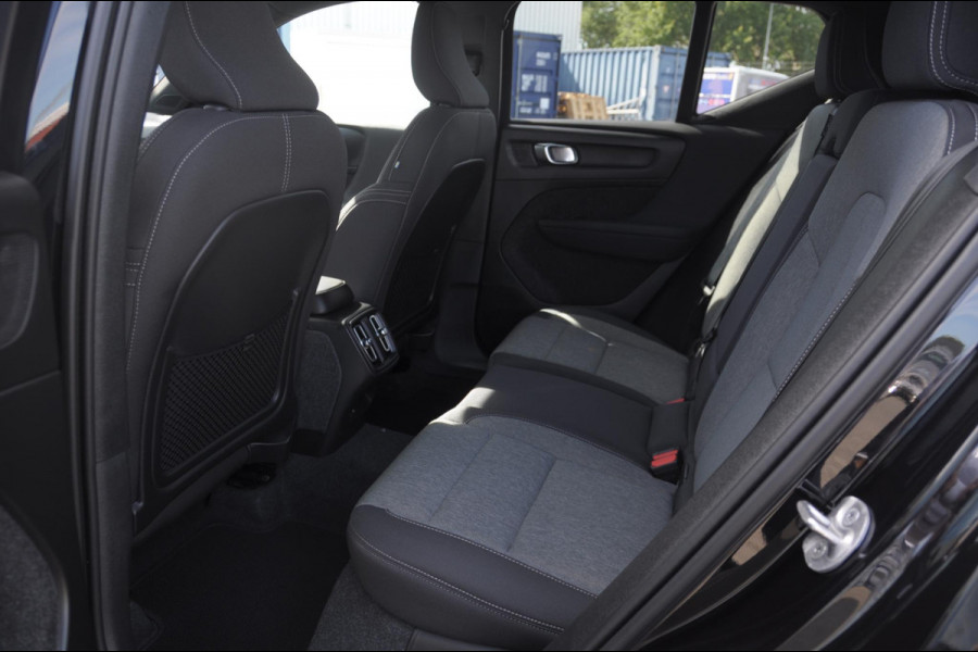 Volvo XC40 B4 211PK Automaat Plus Black Edition / Trekhaak / 360 Camera / Adaptieve cruise control / Stoel- en stuurwielverwarming / Elektrische achterklep / harman kardon Audio / App carplay /