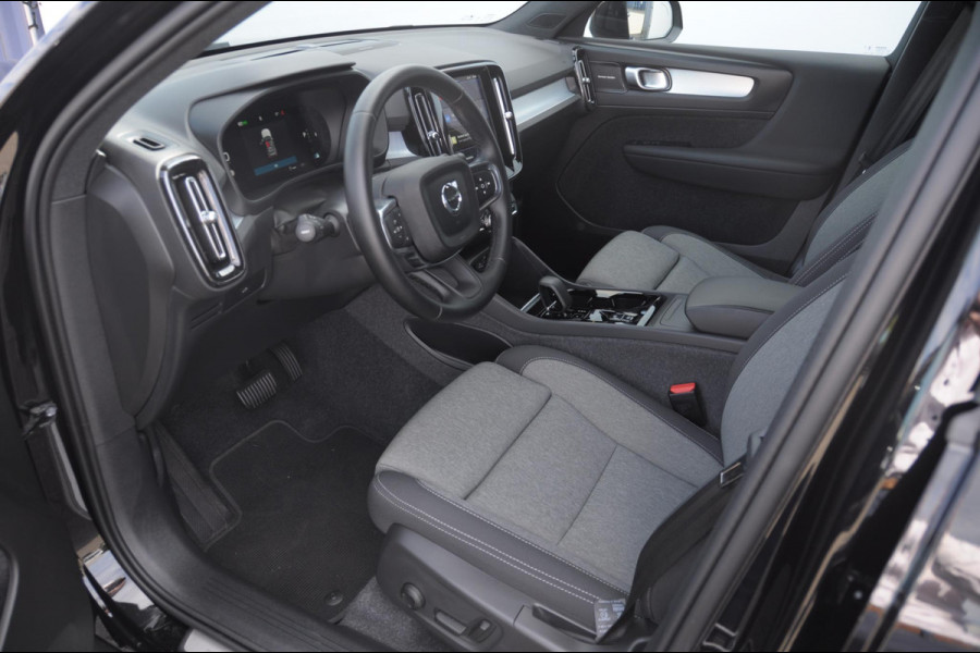 Volvo XC40 B4 211PK Automaat Plus Black Edition / Trekhaak / 360 Camera / Adaptieve cruise control / Stoel- en stuurwielverwarming / Elektrische achterklep / harman kardon Audio / App carplay /
