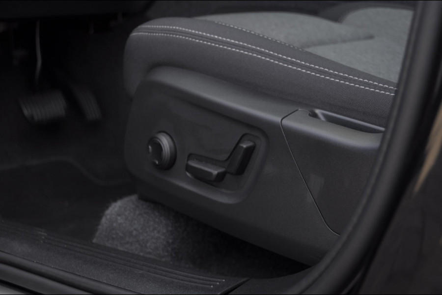 Volvo XC40 B4 211PK Automaat Plus Black Edition / Trekhaak / 360 Camera / Adaptieve cruise control / Stoel- en stuurwielverwarming / Elektrische achterklep / harman kardon Audio / App carplay /
