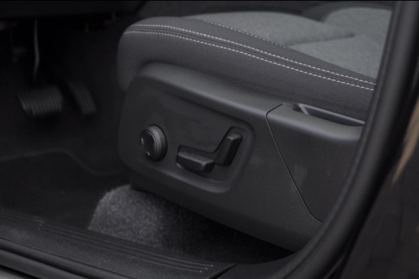Volvo XC40 B4 211PK Automaat Plus Black Edition / Trekhaak / 360 Camera / Adaptieve cruise control / Stoel- en stuurwielverwarming / Elektrische achterklep / harman kardon Audio / App carplay /