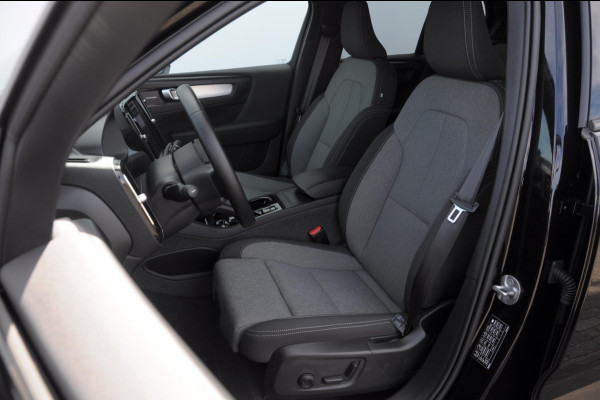 Volvo XC40 B4 211PK Automaat Plus Black Edition / Trekhaak / 360 Camera / Adaptieve cruise control / Stoel- en stuurwielverwarming / Elektrische achterklep / harman kardon Audio / App carplay /