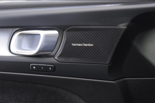 Volvo XC40 B4 211PK Automaat Plus Black Edition / Trekhaak / 360 Camera / Adaptieve cruise control / Stoel- en stuurwielverwarming / Elektrische achterklep / harman kardon Audio / App carplay /