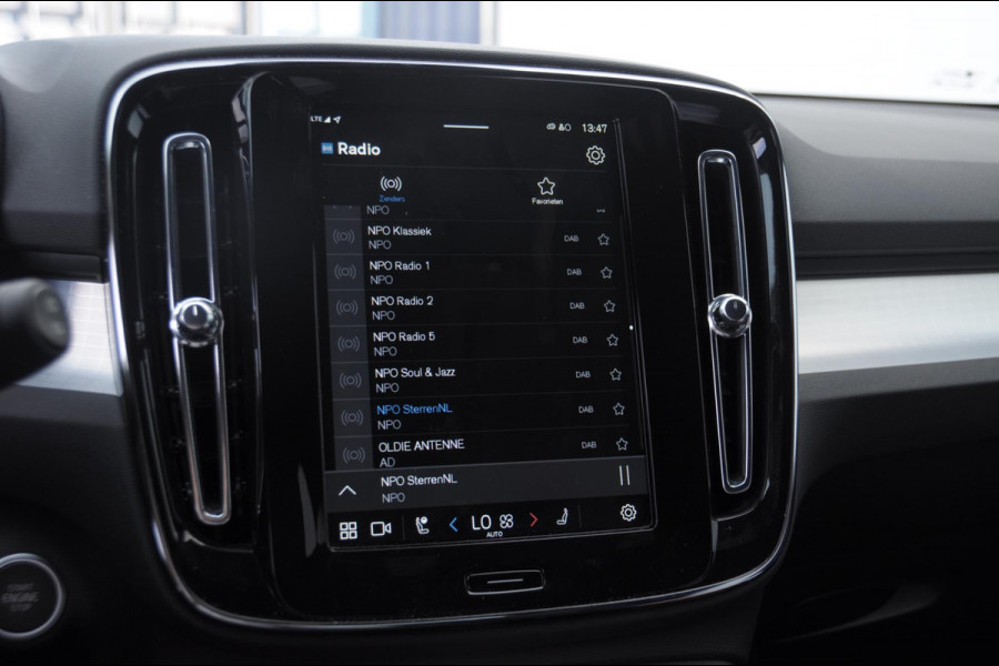 Volvo XC40 B4 211PK Automaat Plus Black Edition / Trekhaak / 360 Camera / Adaptieve cruise control / Stoel- en stuurwielverwarming / Elektrische achterklep / harman kardon Audio / App carplay /