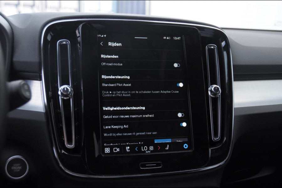 Volvo XC40 B4 211PK Automaat Plus Black Edition / Trekhaak / 360 Camera / Adaptieve cruise control / Stoel- en stuurwielverwarming / Elektrische achterklep / harman kardon Audio / App carplay /