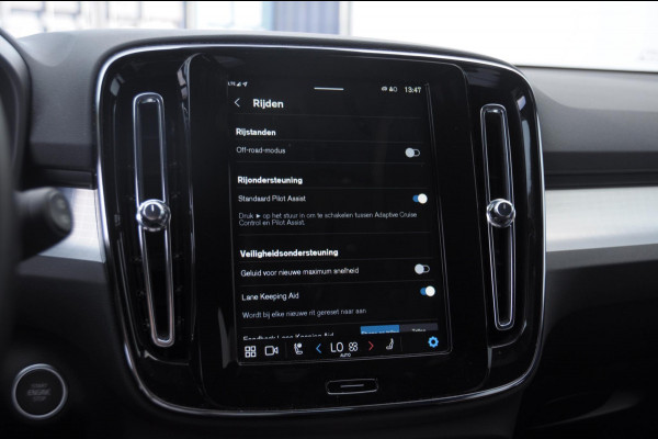 Volvo XC40 B4 211PK Automaat Plus Black Edition / Trekhaak / 360 Camera / Adaptieve cruise control / Stoel- en stuurwielverwarming / Elektrische achterklep / harman kardon Audio / App carplay /
