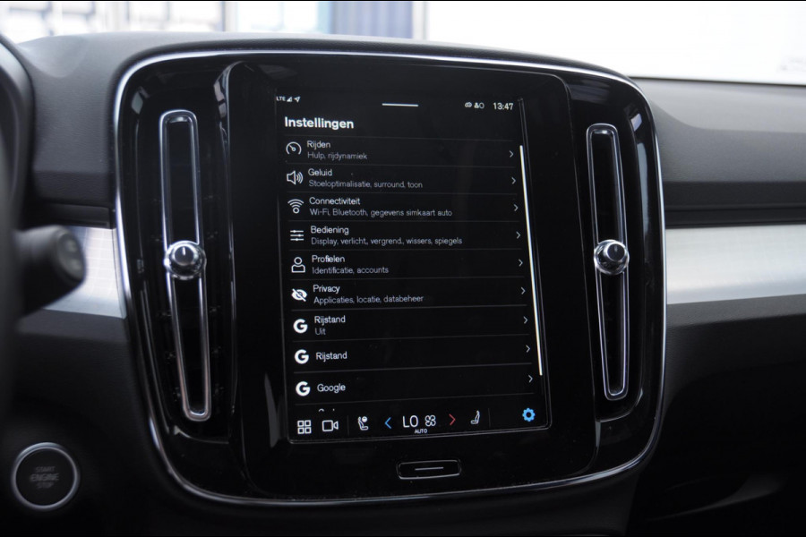 Volvo XC40 B4 211PK Automaat Plus Black Edition / Trekhaak / 360 Camera / Adaptieve cruise control / Stoel- en stuurwielverwarming / Elektrische achterklep / harman kardon Audio / App carplay /