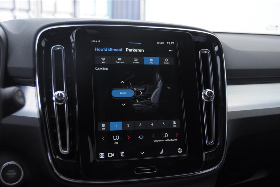 Volvo XC40 B4 211PK Automaat Plus Black Edition / Trekhaak / 360 Camera / Adaptieve cruise control / Stoel- en stuurwielverwarming / Elektrische achterklep / harman kardon Audio / App carplay /