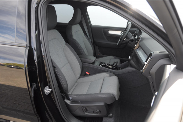 Volvo XC40 B4 211PK Automaat Plus Black Edition / Trekhaak / 360 Camera / Adaptieve cruise control / Stoel- en stuurwielverwarming / Elektrische achterklep / harman kardon Audio / App carplay /