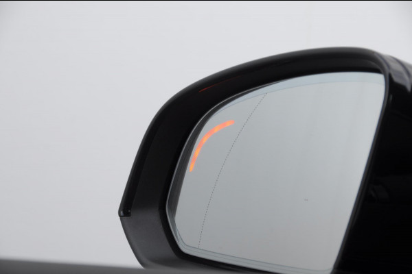 Volvo XC40 B4 211PK Automaat Plus Black Edition / Trekhaak / 360 Camera / Adaptieve cruise control / Stoel- en stuurwielverwarming / Elektrische achterklep / harman kardon Audio / App carplay /