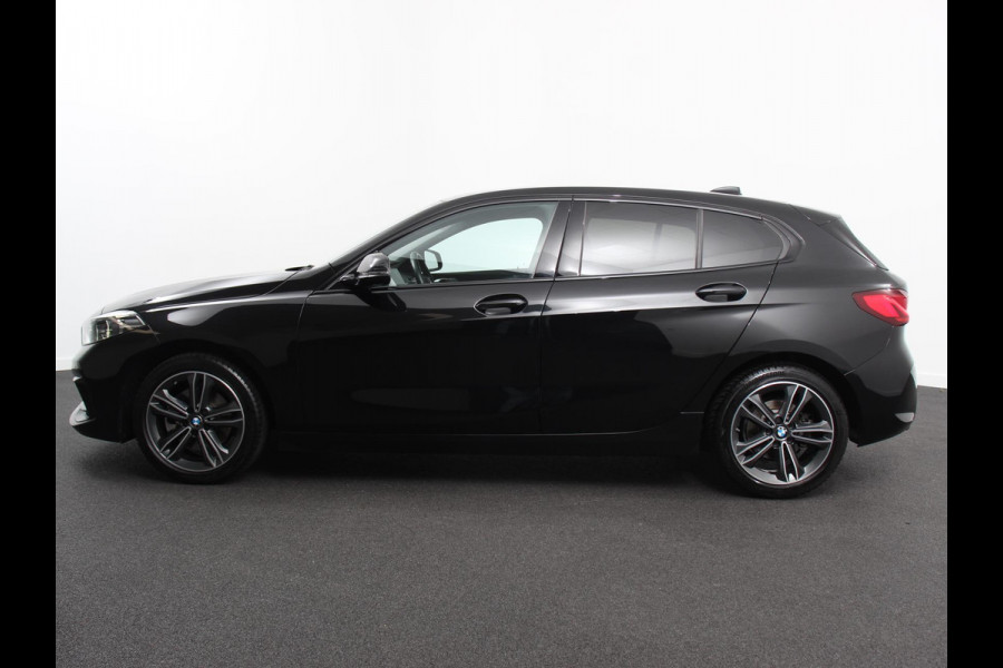 BMW 1-serie 118i Automaat Sportline Business Edition DEMO Climate control Navigatie Cruise control LED Parkeersensor achter Apple Carplay/ Android Auto