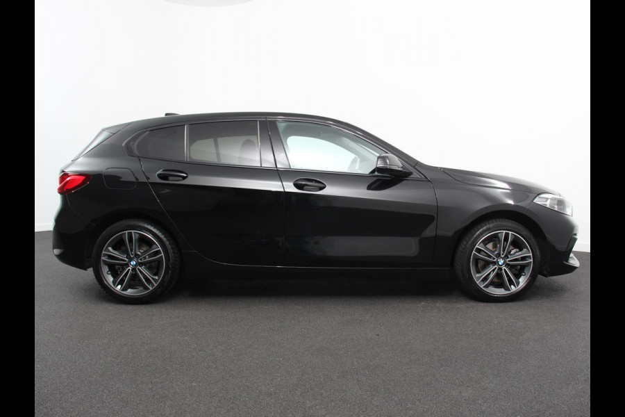 BMW 1-serie 118i Automaat Sportline Business Edition DEMO Climate control Navigatie Cruise control LED Parkeersensor achter Apple Carplay/ Android Auto