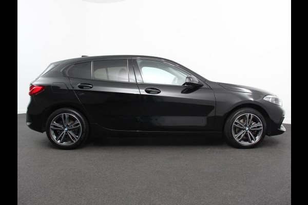 BMW 1-serie 118i Automaat Sportline Business Edition DEMO Climate control Navigatie Cruise control LED Parkeersensor achter Apple Carplay/ Android Auto