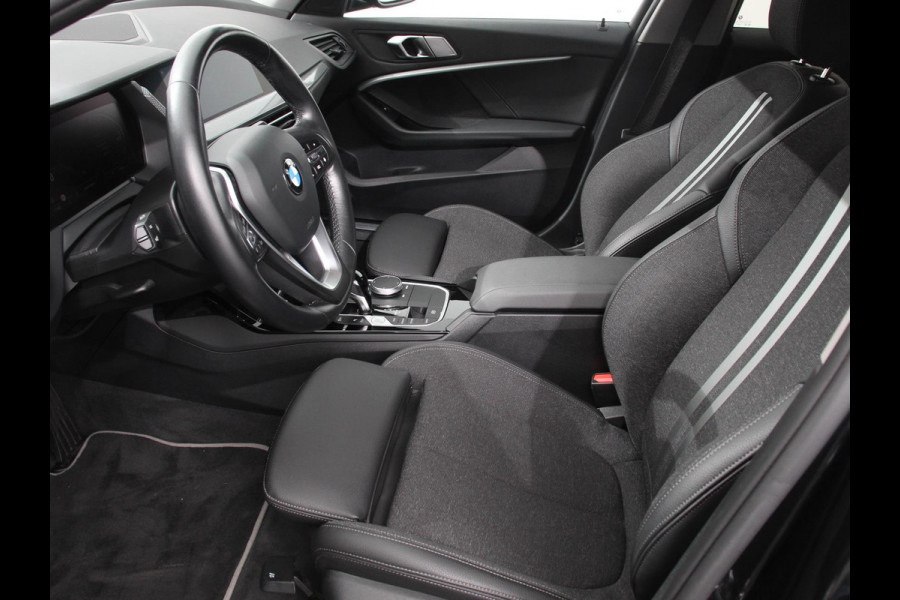 BMW 1-serie 118i Automaat Sportline Business Edition DEMO Climate control Navigatie Cruise control LED Parkeersensor achter Apple Carplay/ Android Auto