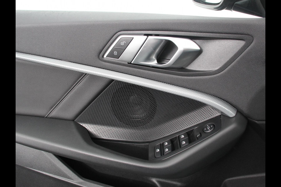 BMW 1-serie 118i Automaat Sportline Business Edition DEMO Climate control Navigatie Cruise control LED Parkeersensor achter Apple Carplay/ Android Auto