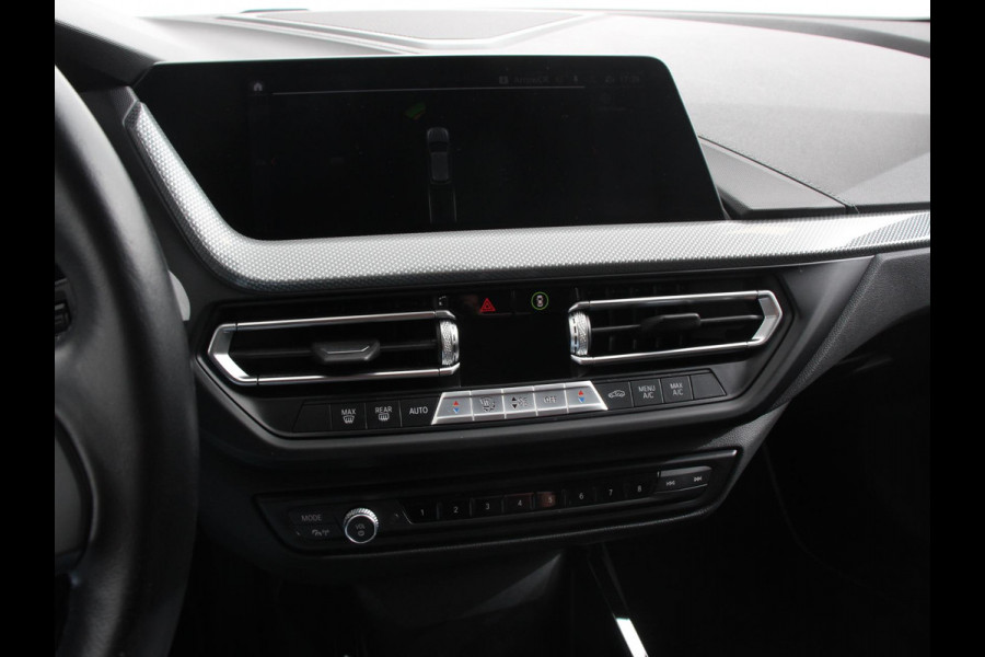 BMW 1-serie 118i Automaat Sportline Business Edition DEMO Climate control Navigatie Cruise control LED Parkeersensor achter Apple Carplay/ Android Auto