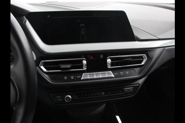BMW 1-serie 118i Automaat Sportline Business Edition DEMO Climate control Navigatie Cruise control LED Parkeersensor achter Apple Carplay/ Android Auto