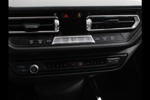 BMW 1-serie 118i Automaat Sportline Business Edition DEMO Climate control Navigatie Cruise control LED Parkeersensor achter Apple Carplay/ Android Auto