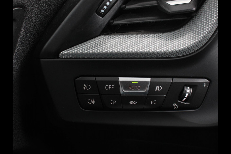 BMW 1-serie 118i Automaat Sportline Business Edition DEMO Climate control Navigatie Cruise control LED Parkeersensor achter Apple Carplay/ Android Auto