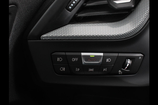 BMW 1-serie 118i Automaat Sportline Business Edition DEMO Climate control Navigatie Cruise control LED Parkeersensor achter Apple Carplay/ Android Auto