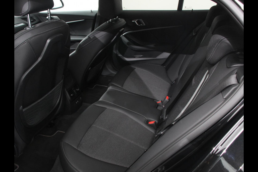 BMW 1-serie 118i Automaat Sportline Business Edition DEMO Climate control Navigatie Cruise control LED Parkeersensor achter Apple Carplay/ Android Auto