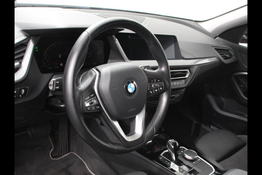 BMW 1-serie 118i Automaat Sportline Business Edition DEMO Climate control Navigatie Cruise control LED Parkeersensor achter Apple Carplay/ Android Auto