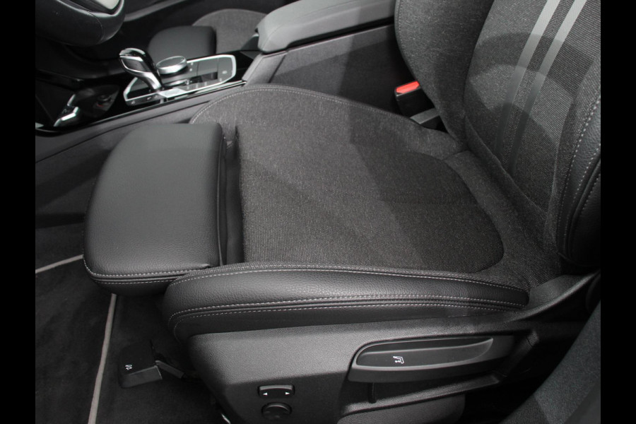 BMW 1-serie 118i Automaat Sportline Business Edition DEMO Climate control Navigatie Cruise control LED Parkeersensor achter Apple Carplay/ Android Auto
