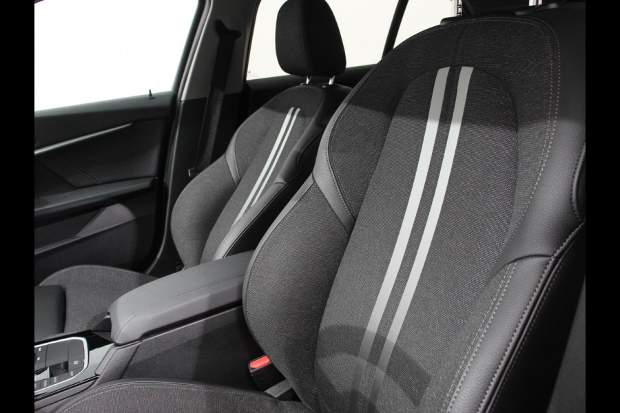 BMW 1-serie 118i Automaat Sportline Business Edition DEMO Climate control Navigatie Cruise control LED Parkeersensor achter Apple Carplay/ Android Auto