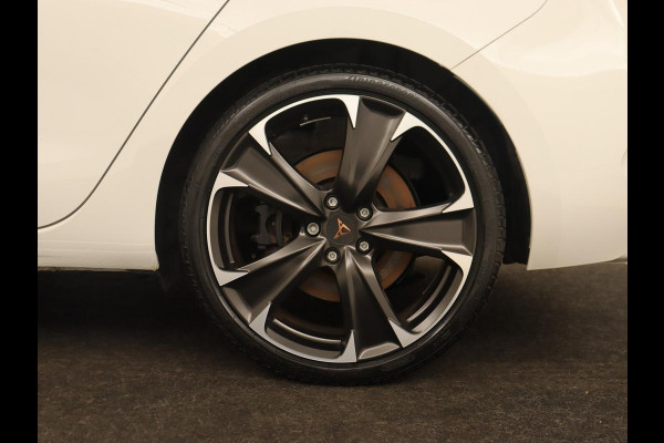 CUPRA Leon 1.4 eHybrid VZ | 245pk | Carplay | Navigatie | Sfeerverlichting | Keyless | Sportstoelen | Digital Cockpit | Parkeerhulp | PHEV | Plug In