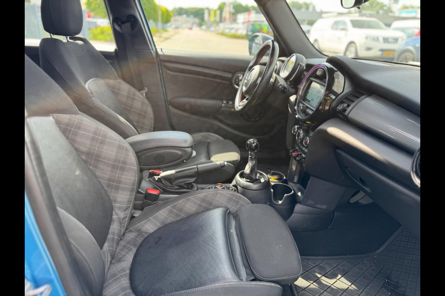 MINI Mini 1.5 Cooper Panorama Navigatie PDC 5 deurs Leer 136 PK MINI Mini 1.5 Cooper Panorama Navigatie PDC 5 deurs Leer 136 PK