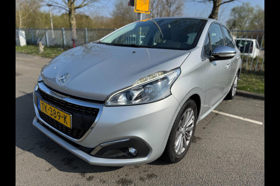 Peugeot 208 1.2 PureTech Allure Navigatie Clima PDC Cruise control Peugeot 208 1.2 PureTech Allure Navigatie Clima PDC Cruise control