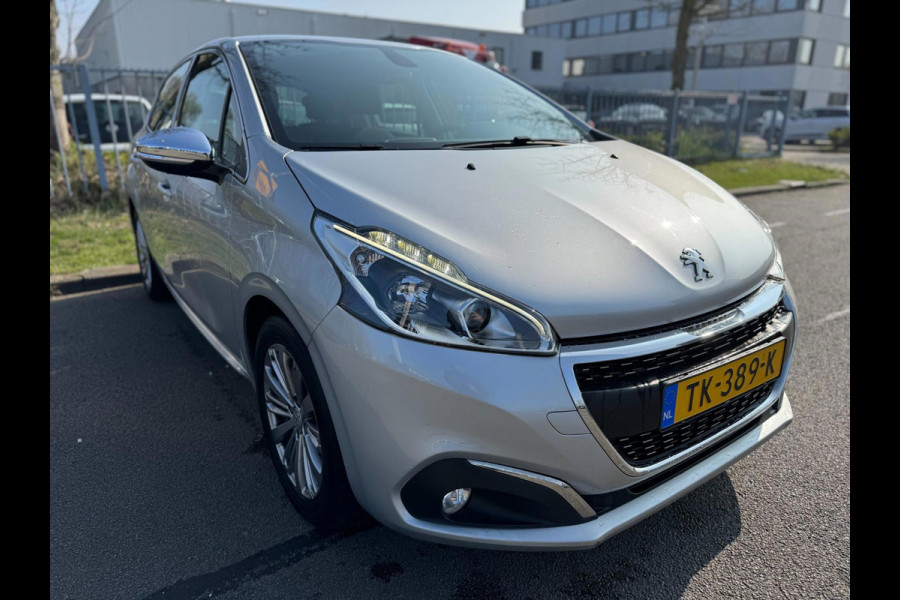 Peugeot 208 1.2 PureTech Allure Navigatie Clima PDC Cruise control Peugeot 208 1.2 PureTech Allure Navigatie Clima PDC Cruise control