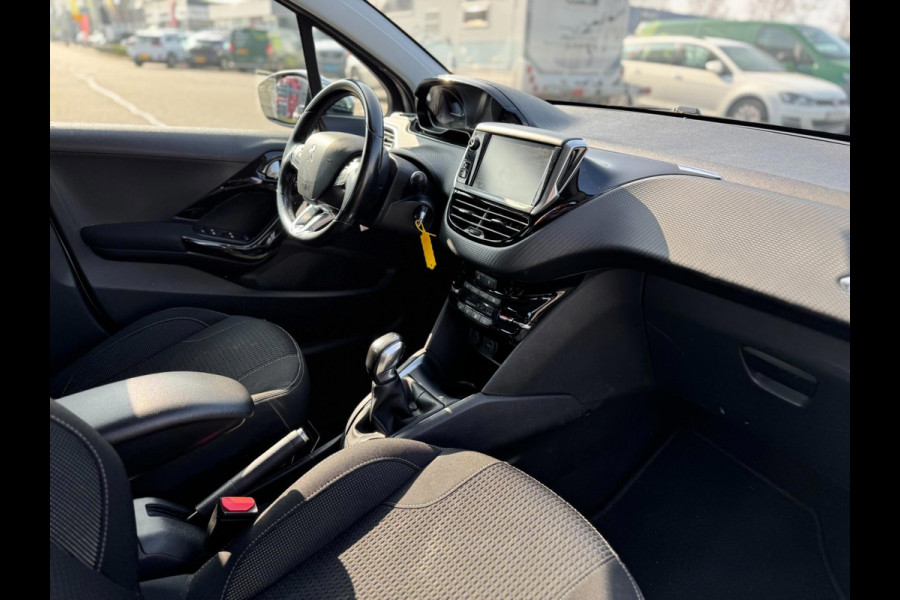 Peugeot 208 1.2 PureTech Allure Navigatie Clima PDC Cruise control Peugeot 208 1.2 PureTech Allure Navigatie Clima PDC Cruise control