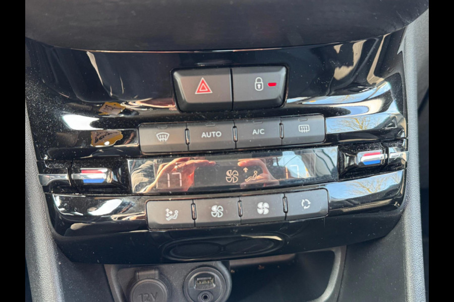 Peugeot 208 1.2 PureTech Allure Navigatie Clima PDC Cruise control Peugeot 208 1.2 PureTech Allure Navigatie Clima PDC Cruise control