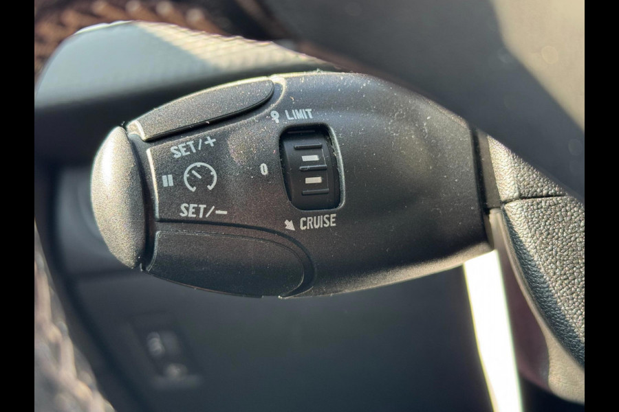 Peugeot 208 1.2 PureTech Allure Navigatie Clima PDC Cruise control Peugeot 208 1.2 PureTech Allure Navigatie Clima PDC Cruise control