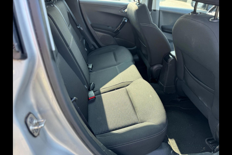 Peugeot 208 1.2 PureTech Allure Navigatie Clima PDC Cruise control Peugeot 208 1.2 PureTech Allure Navigatie Clima PDC Cruise control