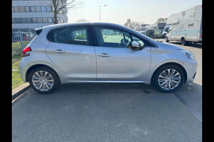 Peugeot 208 1.2 PureTech Allure Navigatie Clima PDC Cruise control Peugeot 208 1.2 PureTech Allure Navigatie Clima PDC Cruise control