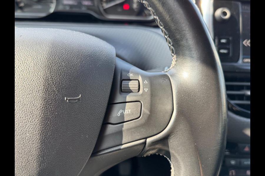 Peugeot 208 1.2 PureTech Allure Navigatie Clima PDC Cruise control Peugeot 208 1.2 PureTech Allure Navigatie Clima PDC Cruise control