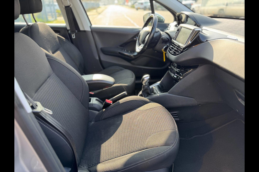 Peugeot 208 1.2 PureTech Allure Navigatie Clima PDC Cruise control Peugeot 208 1.2 PureTech Allure Navigatie Clima PDC Cruise control