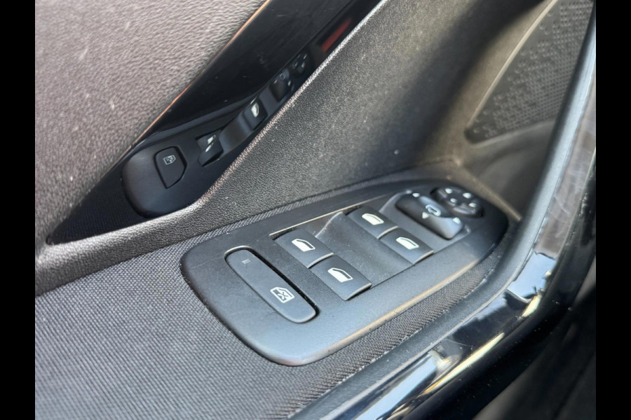 Peugeot 208 1.2 PureTech Allure Navigatie Clima PDC Cruise control Peugeot 208 1.2 PureTech Allure Navigatie Clima PDC Cruise control