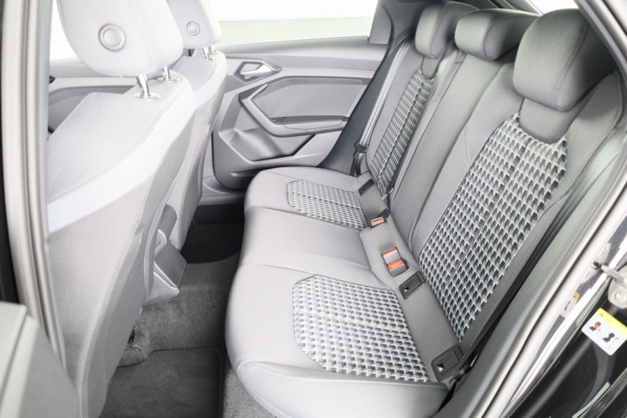 Audi A1 allstreet 30 TFSI Advanced edition 110pk | Private lease vanaf € 597,- pm| Parkeerrijcamera, keyless entry, verwarmbare voerstoelen, led koplampen
