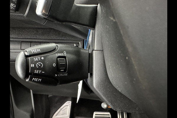 Peugeot 5008 1.6 e-THP GT-Line [ 7-Pers. ] Aut. *PANO | LEATHER-FABRIC | FULL-LED | DIGI-COCKPIT | LANE-ASSIST | BLINDS-SPOT | SPORT-SEATS | CAMERA | NAVI-FULLMAP | SHIFT-PADDLES | PRIVACY-GLASS | TOWBAR | 18''ALU*