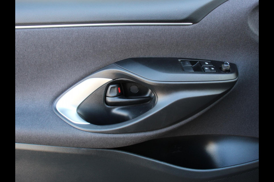 Toyota Yaris 1.5 Hybrid Comfort Aut Carplay Automatische Airco Toyota Safety Sense Adaptieve lampen Verkeerborden herkenning bots waarschuwing Toyota Yaris 1.5 Hybrid Comfort Aut Carplay Automatische Airco Toyota Safety Sense Adaptieve lampen Verkeerborden herkenning bots waarschuwing