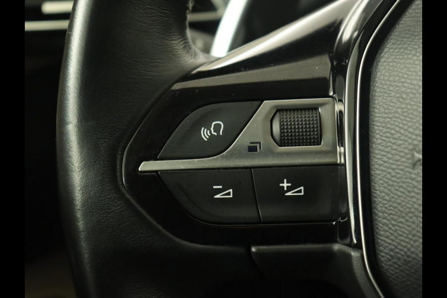 Peugeot 3008 1.6 e-THP GT Line | Panoramadak | Trekhaak | Leder | Adaptive cruise | Camera | Stoelverwarming | Carplay | Navigatie
