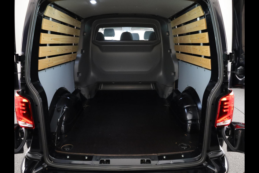 Volkswagen Transporter 2.0 TDI L2H1 30 DC Highline 150 PK DSG | Verlengde garantie | Navigatie | Trekhaak | Luxe dubbelcabine |
