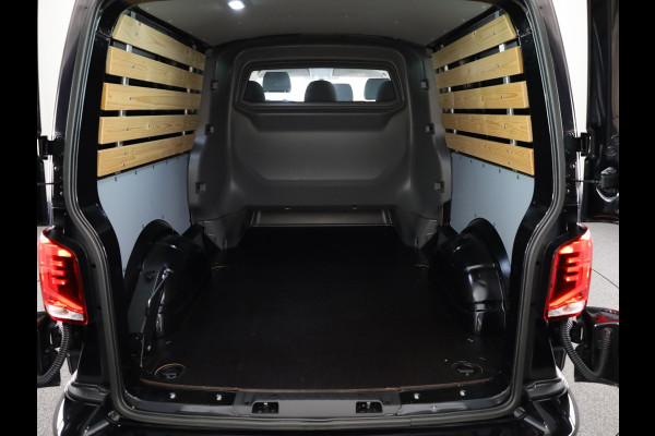 Volkswagen Transporter 2.0 TDI L2H1 30 DC Highline 150 PK DSG | Verlengde garantie | Navigatie | Trekhaak | Luxe dubbelcabine |