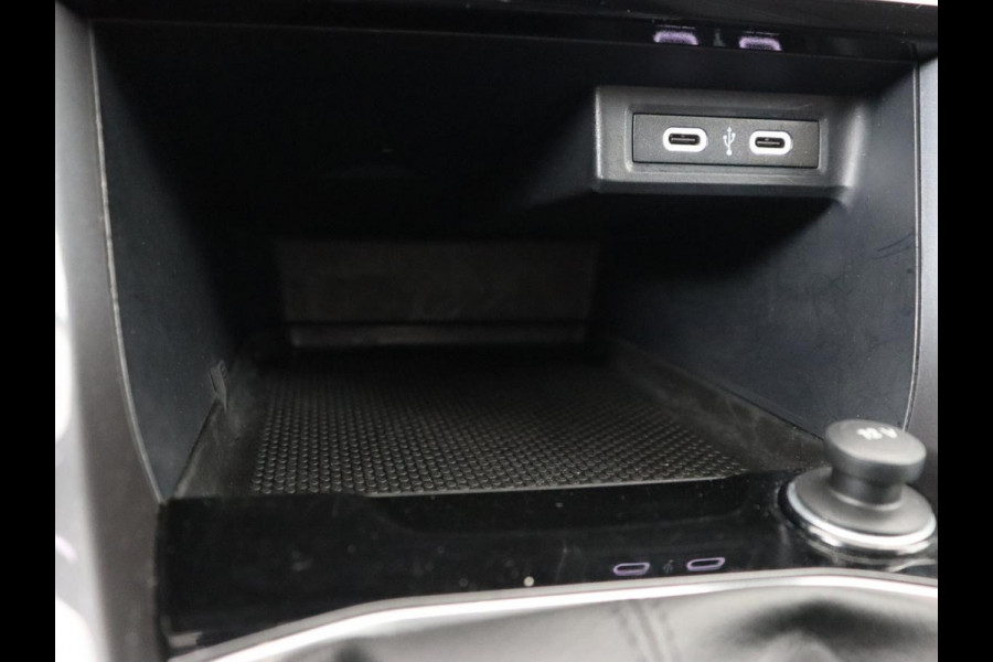Volkswagen T-Cross 1.0 TSI R Line | Stoelverwarming | Camera | Trekhaak | Virtual Cockpit | Carplay | Adaptive cruise | Climate control | Full LED