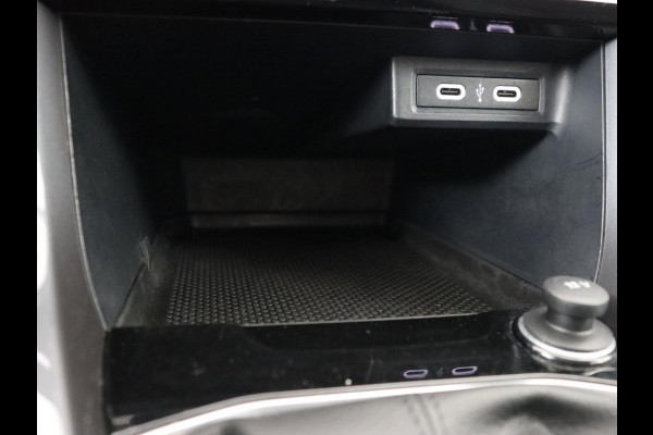 Volkswagen T-Cross 1.0 TSI R Line | Stoelverwarming | Camera | Trekhaak | Virtual Cockpit | Carplay | Adaptive cruise | Climate control | Full LED