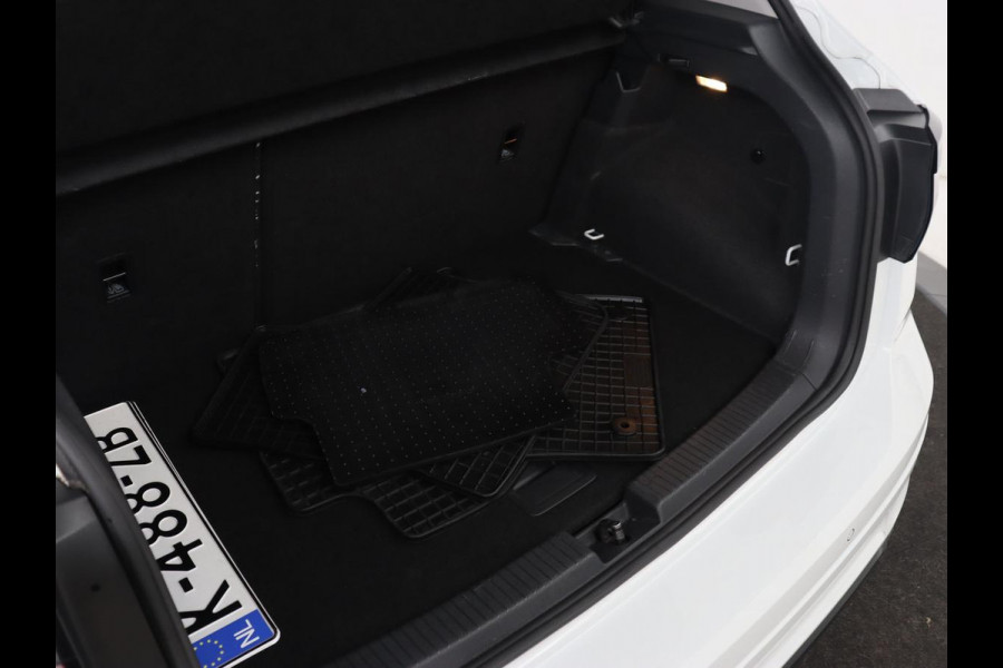 Volkswagen T-Cross 1.0 TSI R Line | Stoelverwarming | Camera | Trekhaak | Virtual Cockpit | Carplay | Adaptive cruise | Climate control | Full LED