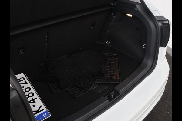 Volkswagen T-Cross 1.0 TSI R Line | Stoelverwarming | Camera | Trekhaak | Virtual Cockpit | Carplay | Adaptive cruise | Climate control | Full LED